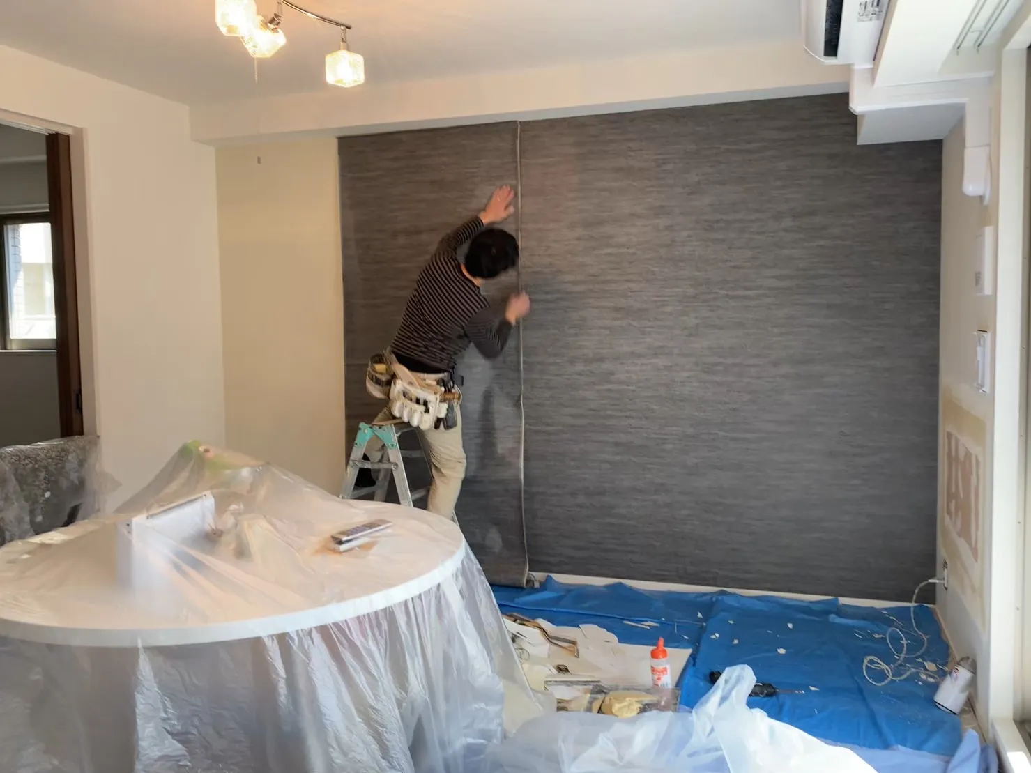 クロスの張り替えで空間が変わる！心理学から見る「壁の色」の影響とは？｜光ホーム