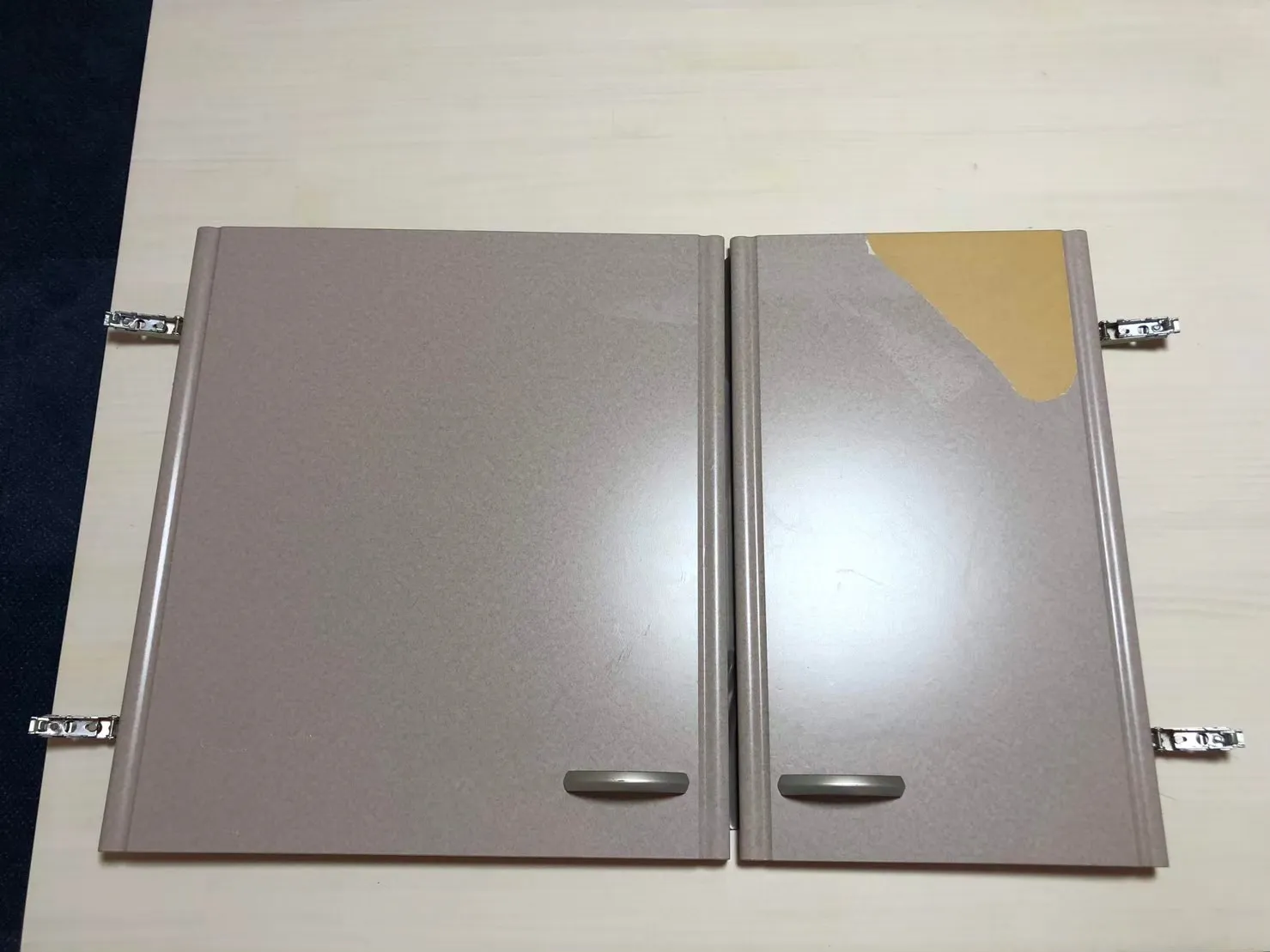 【キッチン交換は高すぎる！扉の汚れが気になるなら貼るだけリフォームで解決！】