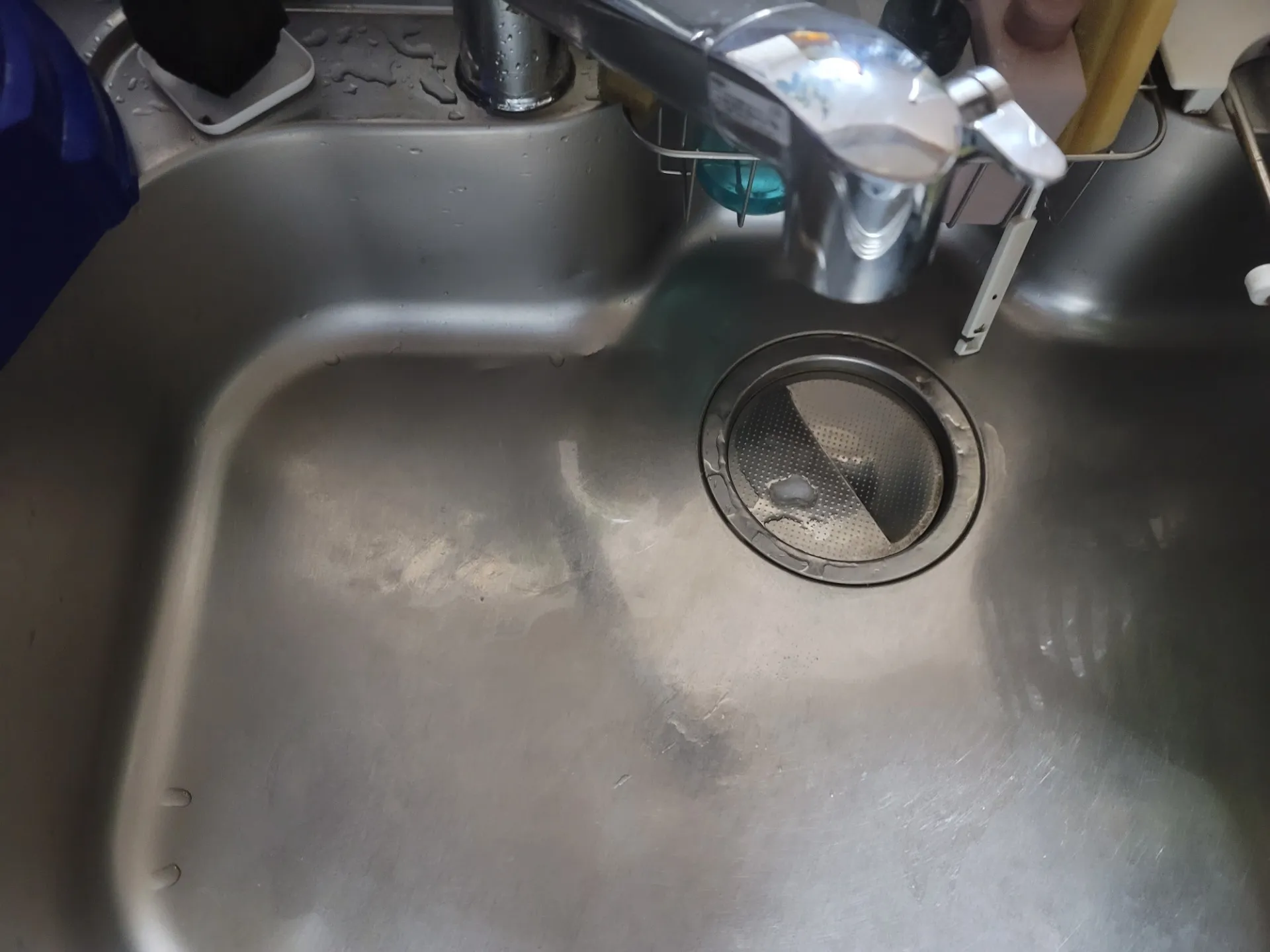 🛠️ 住まいの「困った！」を解決！問題解決シリーズ  キッチンの排水口から嫌な臭いが…簡単な対策法＆配管洗浄のすすめ！