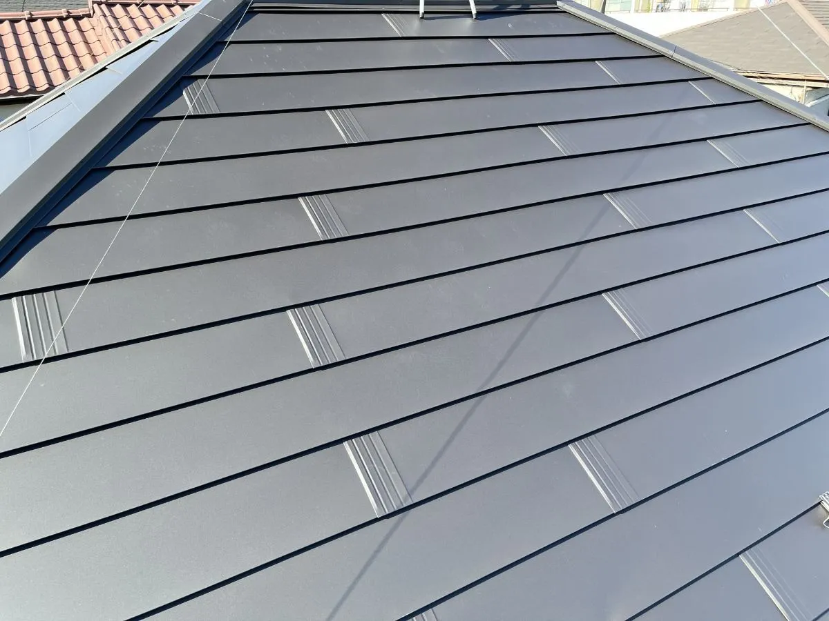 屋根を変えるリフォームの完全ガイド！素材別の耐久年数・形状変更・工法比較まで