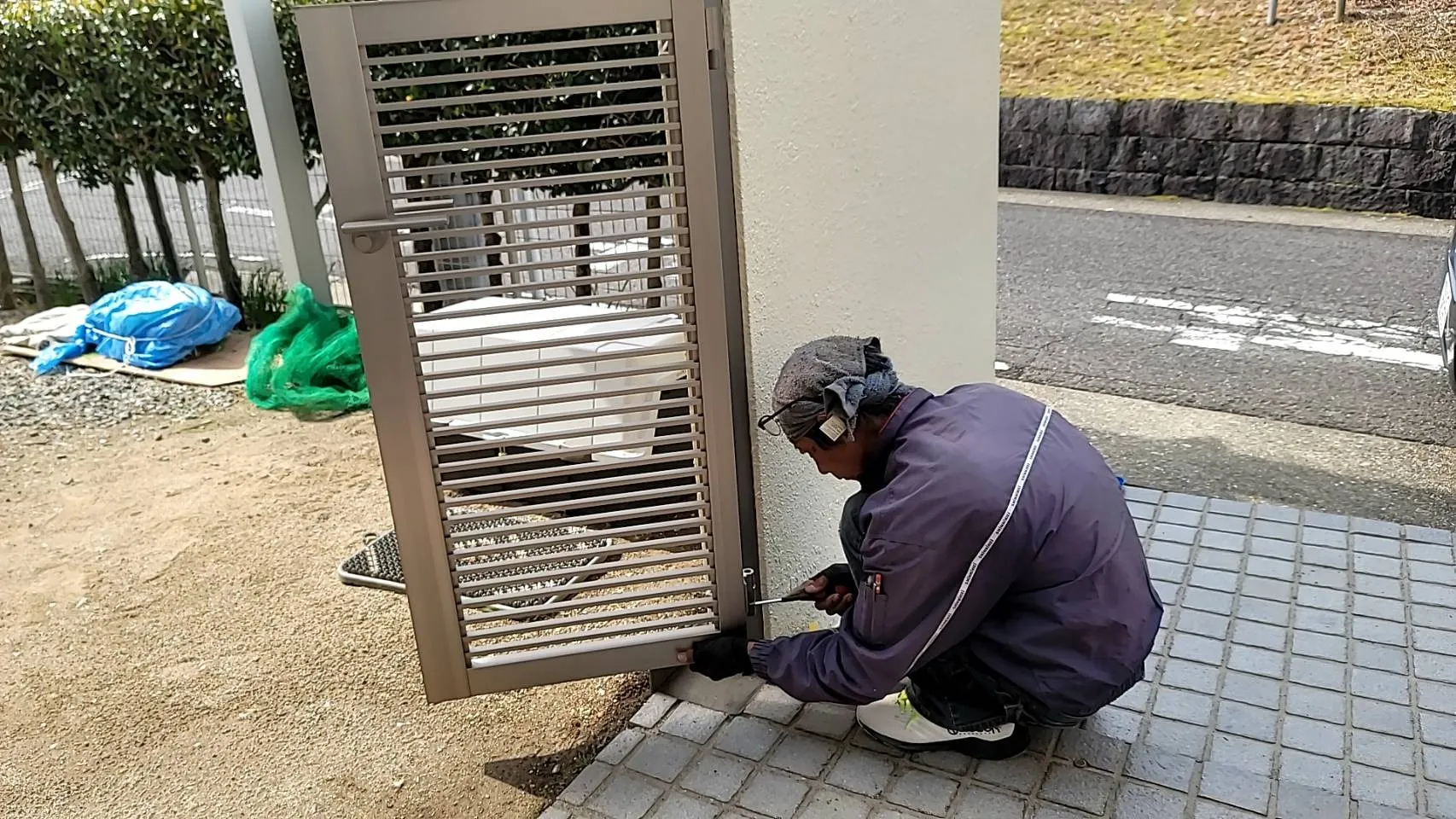 外壁塗装と一緒に門まわりも整えることで、統一感のある美しい住まいが完成 LIXIL 門扉