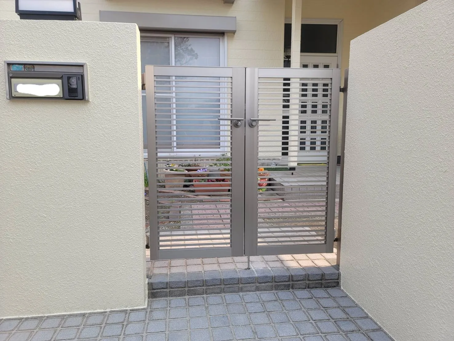 外壁塗装と一緒に門まわりも整えることで、統一感のある美しい住まいが完成 LIXIL 門扉