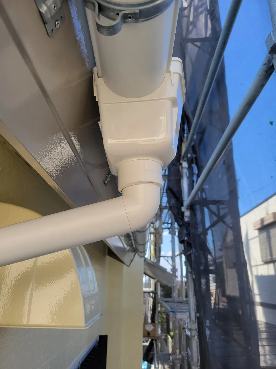 外壁塗装の現地調査で見つかった、雨樋の見えない劣化 ──芯材がむき出しに！サビが進行する前に交換を決断